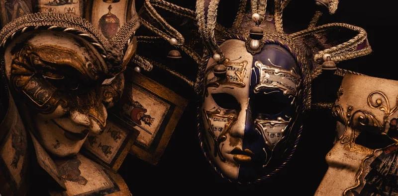 To dekorative masker ved siden af hinanden