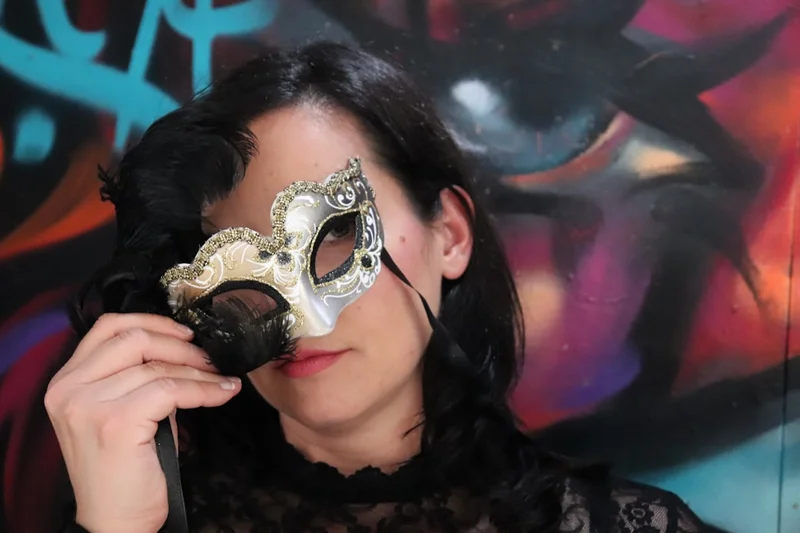 Kvinde med guldkrone i elegant stil