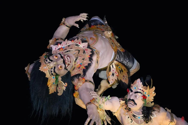 Festlig ceremoni med store figurer b&aring;ret gennem gader